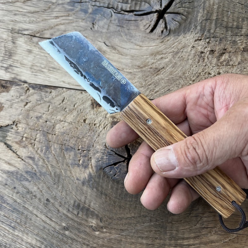 le couteau basque TALAIA Handia en manche en bois d'olivier