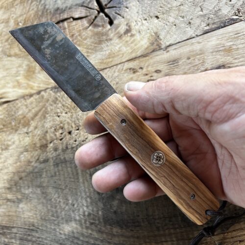 le couteau basque TALAIA Handia en bois d'olivier et médaille en argent