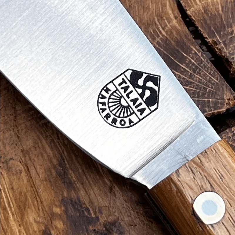 COUTEAU NAFARROA EBENE INOX-00007 LE COUTEAU BASQUE TALAIA NAFARROA est un couteau basque de pliant, né au pays basque à Saint Jean Pied de Port. Il est symbolique de la province de la Basse Navarre.