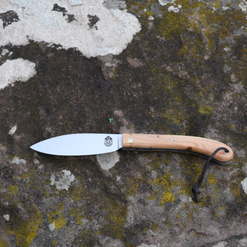 LE COUTEAU BASQUE TALAIA NAFARROA est un couteau basque de pliant, né au pays basque à Saint Jean Pied de Port. Il est symbolique de la province de la Basse Navarre.