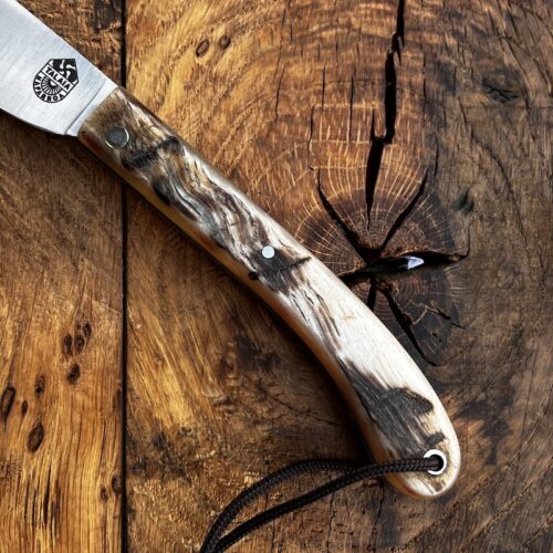 LE COUTEAU BASQUE TALAIA NAFARROA est un couteau basque de pliant, né au pays basque à Saint Jean Pied de Port. Il est symbolique de la province de la Basse Navarre.