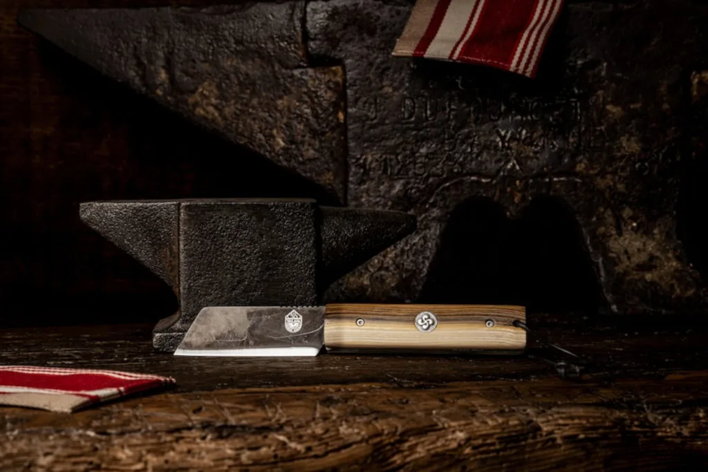 couteau-basque-mini-handia-coutellerie-basque-traditionnel-artisanal-lame-acier-carbone-bois-de-pistachier