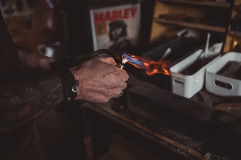 Brûlage artisanal d’un bâton de marche TALAIA