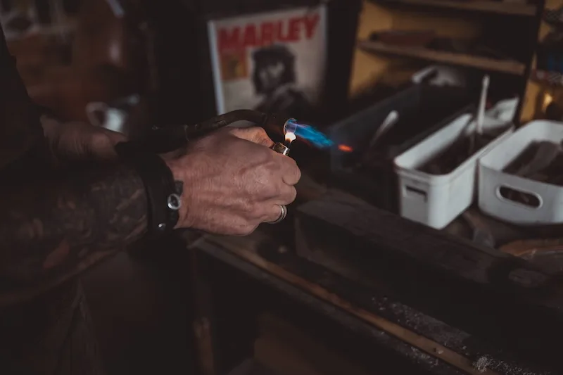 Brûlage artisanal d’un bâton de marche TALAIA