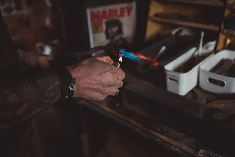 Brûlage artisanal d’un bâton de marche TALAIA