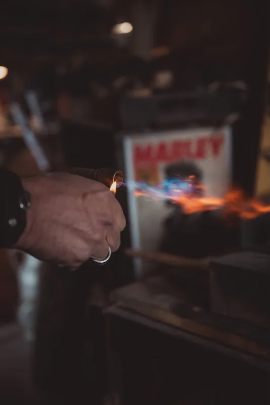 Brûlage artisanal d’un bâton de marche TALAIA