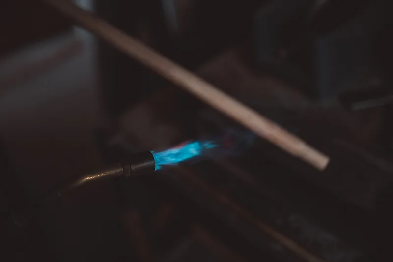 Brûlage artisanal d’un bâton de marche TALAIA