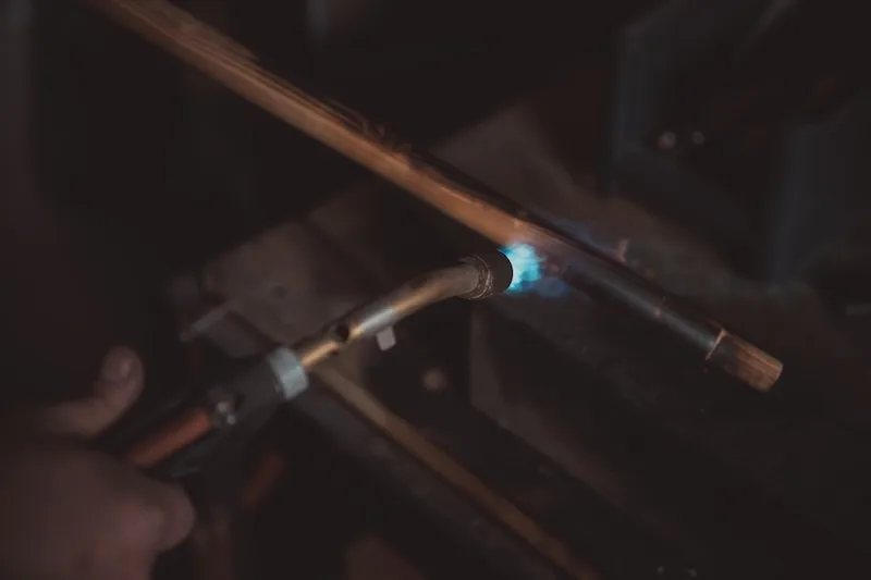 Brûlage artisanal d’un bâton de marche TALAIA