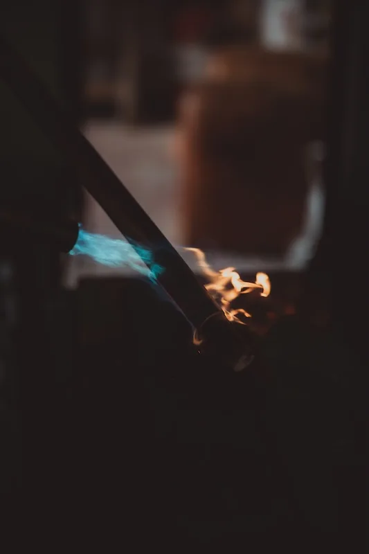 Brûlage artisanal d’un bâton de marche TALAIA