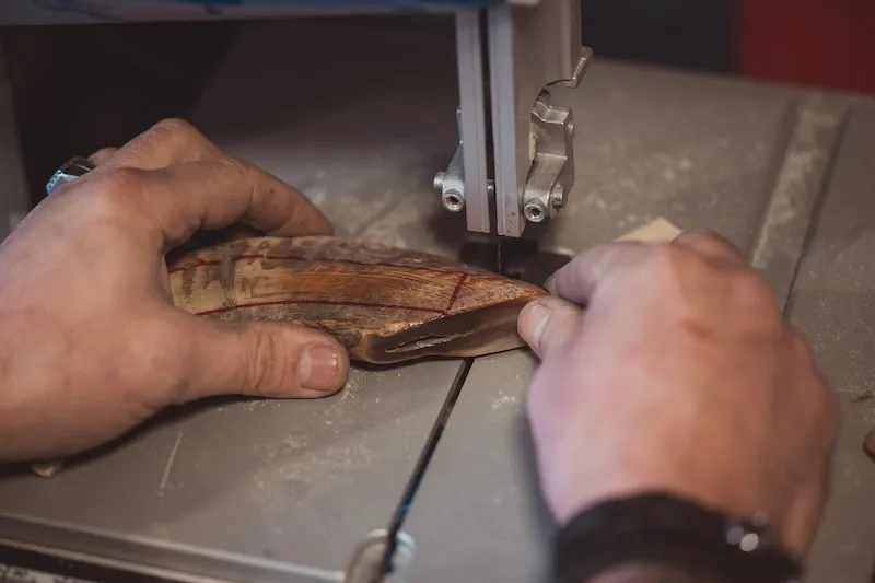 découpe d'une corne de manech pour manche de couteau basque