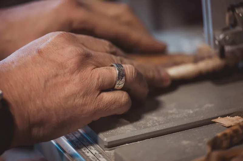 découpe d'une corne de manech pour manche de couteau basque