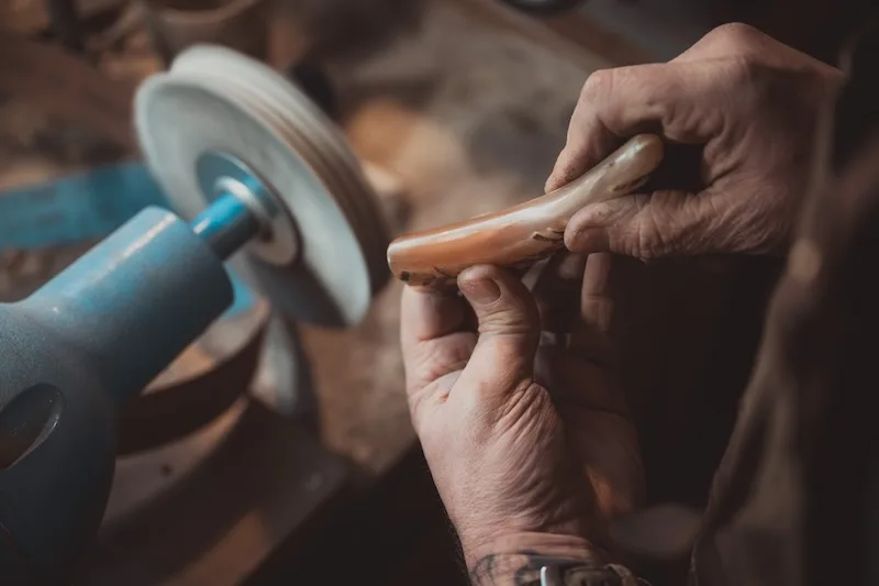 polissage d'un manche de couteau basque en corne de manech
