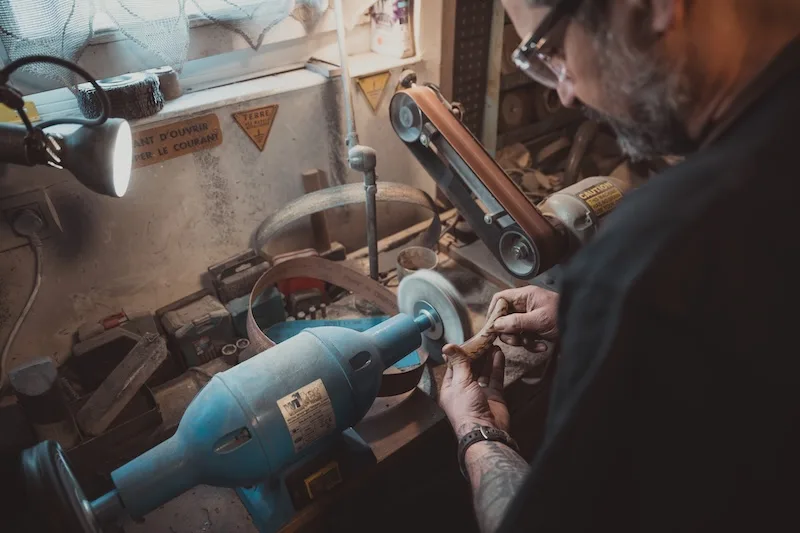 polissage d'un manche de couteau basque en corne de manech