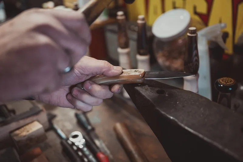 matage d'un couteau basque en corne de manech