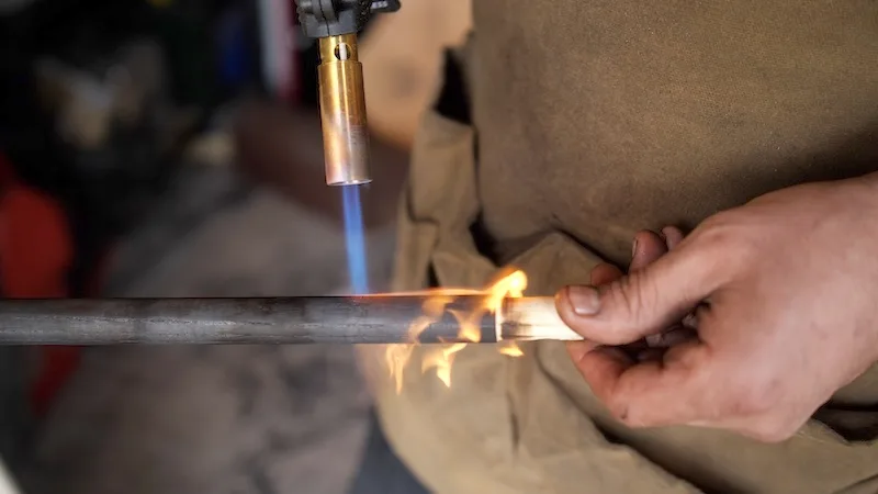 Brûlage artisanal d’un bâton de marche TALAIA